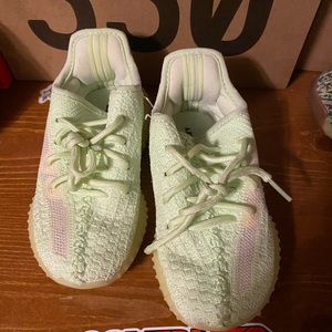 Yeezy‘s glow in dark green size 8Y